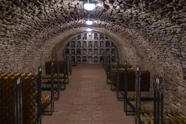 Şarap Şişeleri Arşiv Mahzeninde Ezerjo Macaristan — Stok fotoğraf