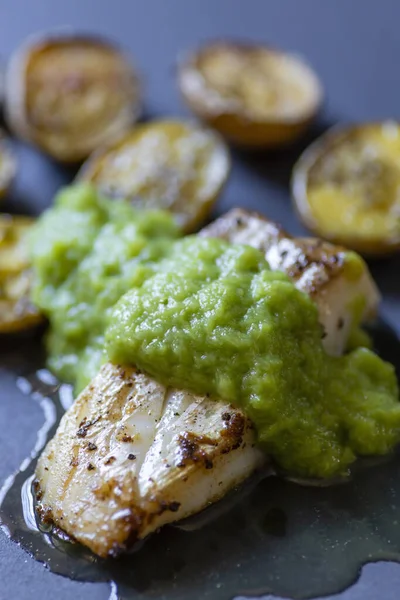 Yeşil Kuşkonmaz Soslu Fırfırlı Balık Kızarmış Patates — Stok fotoğraf