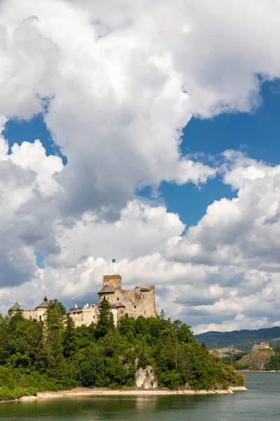 Polonya Nın Pieniny Kentindeki Czorsztyn Gölü Üzerindeki Niedzica Kalesi — Stok fotoğraf