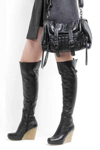 Detalhe Mulher Usando Botas Com Uma Bolsa — Fotografia de Stock