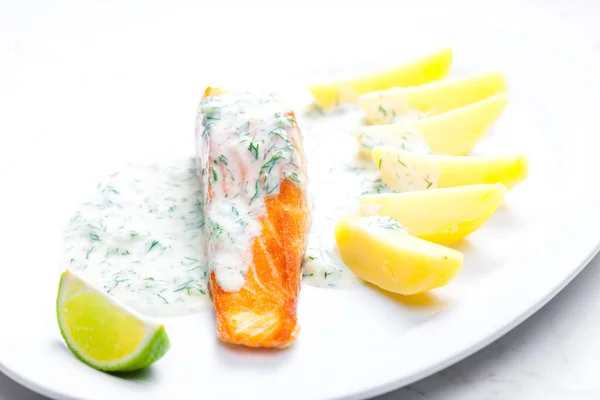 Gebackener Lachs Mit Cremiger Dillsoße Und Kartoffeln — Stockfoto