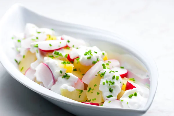 Vårpotatis Rädisa Sallad Med Vitlök Dip — Stockfoto