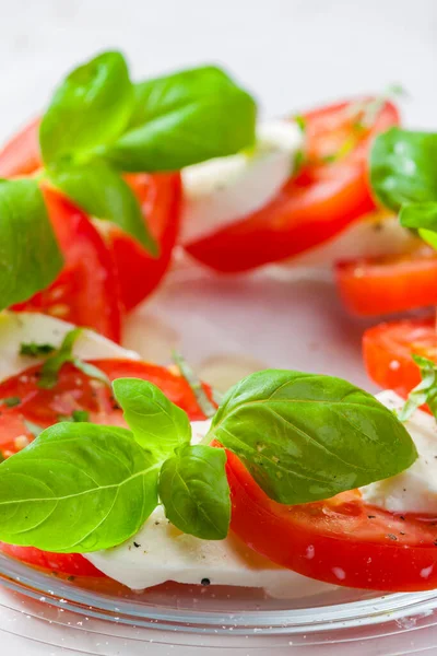 Finom Caprese Saláta Érett Paradicsommal Mozzarella Sajttal Friss Bazsalikomlevéllel Olasz — Stock Fotó