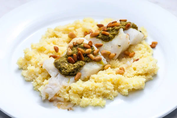 Kabeljauw Met Groene Pesto Pijnboompitten Met Couscous — Stockfoto