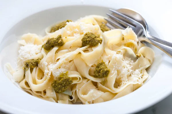 Pasta Tagliatelle Med Grön Pesto — Stockfoto