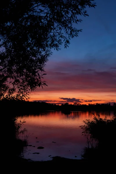 チェコ共和国南ボヘミアのピセク町近くのレザビネツ湖の夕日 — ストック写真