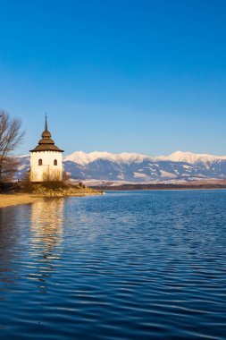 Havranok 'taki Bakire Meryem Kilisesi ve Liptovska Mara Gölü, bölge Liptovsky Mikulas, Slovakya