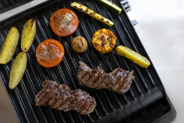 Elektrisk Grill Med Rostbiff Kryddig Potatis Svamp Och Grönsaker — Stockfoto