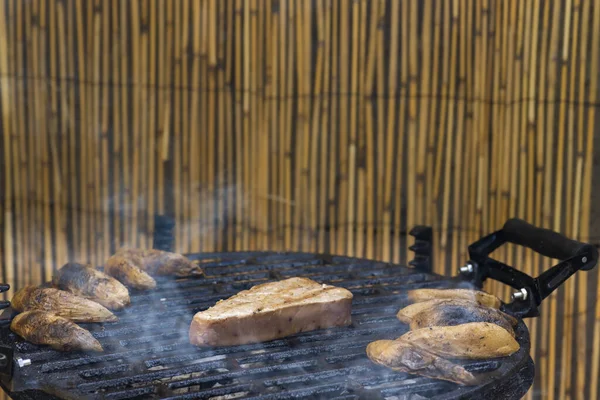 焼きジャガイモとマグロステーキ — ストック写真