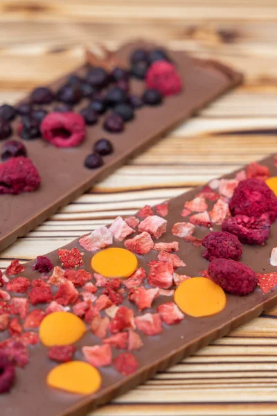 Diferentes Tipos Chocolate Com Frutas Secas Uma Tábua Madeira — Fotografia de Stock