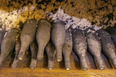 Kuzey Macaristan 'ın merkezindeki eski mahzende şarap şişeleri