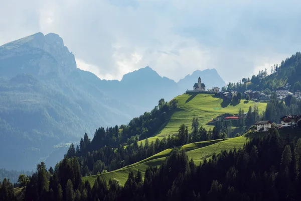 Górski Krajobraz Wioskami Colle Santa Lucia Kościołem Dolomitach Południowy Tyrol — Zdjęcie stockowe