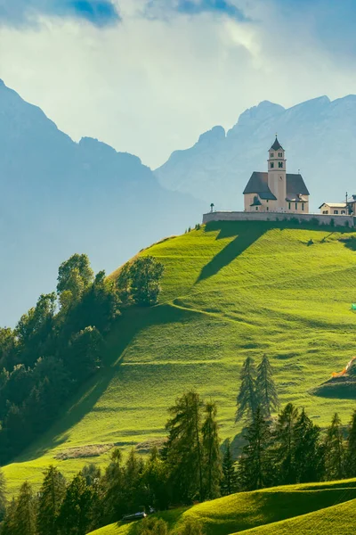 ドロミテ 南チロル イタリアの教会とコルレサンタルチアの村と山岳風景 — ストック写真