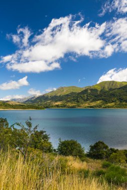 Ulusal Park 'taki Lago di Campotosto Gran Sasso e Monti della Laga, Abruzzo bölgesi, İtalya