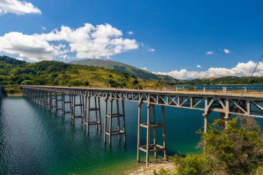 Köprü Ponte delle Stecche, Lago di Campotosto in National Park Sasso e Monti della Laga, Abruzzo bölgesi, İtalya