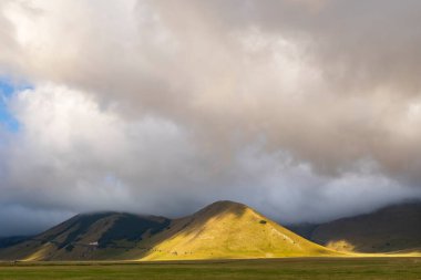 Ulusal Park Monte Sibillini 'deki Castelluccio köyü yakınlarındaki dramatik dağ manzarası, Umbria bölgesi, İtalya