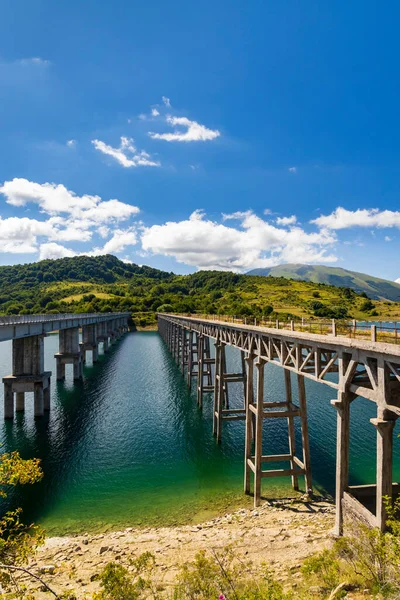 Köprü Ponte delle Stecche, Lago di Campotosto in National Park Sasso e Monti della Laga, Abruzzo bölgesi, İtalya