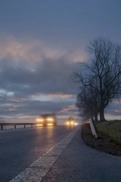 Verlichte Auto Schemering Hoofdweg — Stockfoto