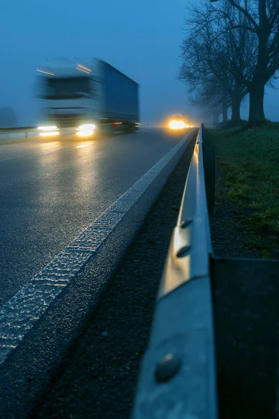 Lighted Cars Dusk Main Road — Stock Photo, Image