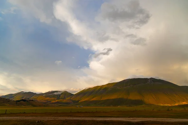 Dramatic Mountain Landscape Castelluccio Village National Park Monte Sibillini Umbria — Stock Photo, Image