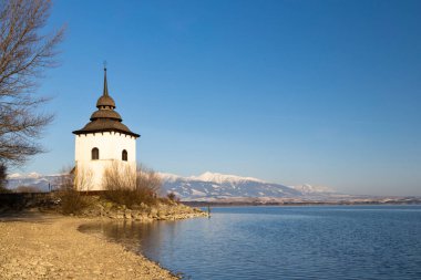 Havranok 'taki Bakire Meryem Kilisesi ve Liptovska Mara Gölü, bölge Liptovsky Mikulas, Slovakya