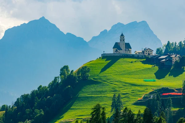 Górski Krajobraz Wioskami Colle Santa Lucia Kościołem Dolomitach Południowy Tyrol — Zdjęcie stockowe