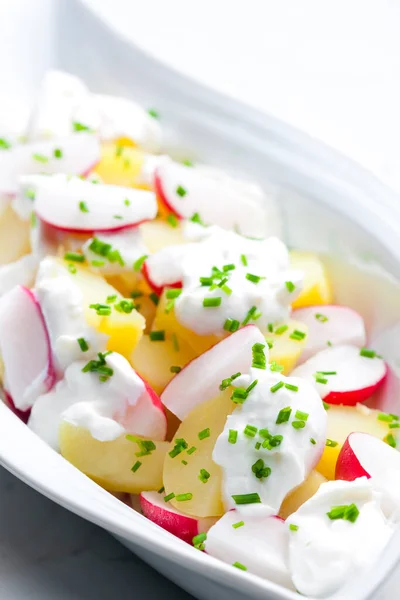 Frühkartoffelrettichsalat Mit Knoblauchdip — Stockfoto