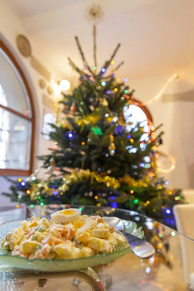 Traditioneller Tschechischer Kartoffelsalat Mit Weihnachtsbaum — Stockfoto
