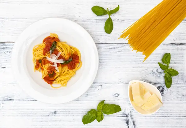 Stilleben Med Spaghetti Med Tomatsås Och Basilika — Stockfoto