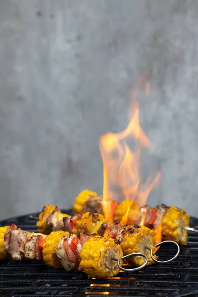 Hühnerspieß Mit Mais Und Paprika — Stockfoto