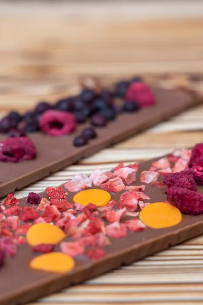 Verschillende Soorten Chocolade Met Gedroogd Fruit Een Houten Plank — Stockfoto