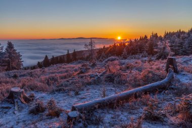 Velka Destna, Orlicke dağları, Doğu Bohemya, Çek Cumhuriyeti yakınlarındaki kış manzarasında gün doğumu