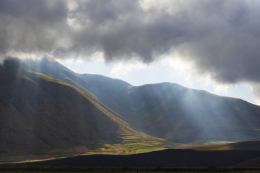 Ulusal Park Monte Sibillini 'deki Castelluccio köyü yakınlarındaki dramatik dağ manzarası, Umbria bölgesi, İtalya
