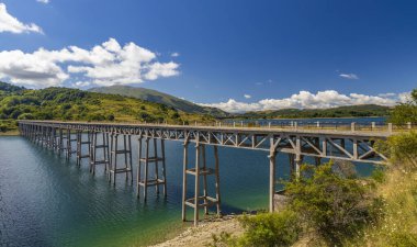 Köprü Ponte delle Stecche, Lago di Campotosto in National Park Sasso e Monti della Laga, Abruzzo bölgesi, İtalya