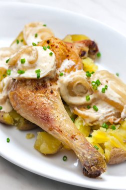 Kremalı soğan soslu tavuk budu ve patates.