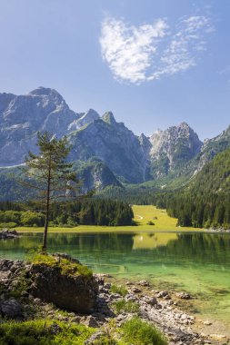 İtalya Tarvisio yakınlarında Lago di Fusine Üstünlüğü
