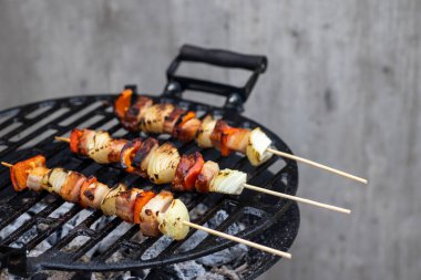 Kırmızı biberli soğan ve ızgarada domuz eti.