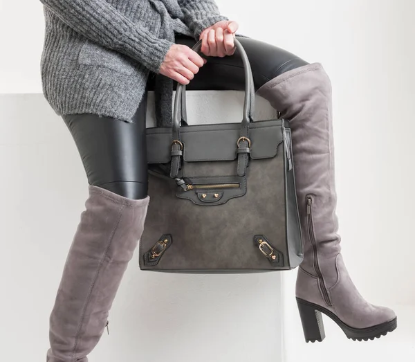 Botas Mujer Grises Con Bolso — Foto de Stock