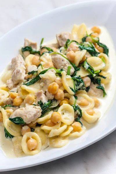 Macarrão Orecchiette Com Carne Frango Grão Bico Espinafre — Fotografia de Stock