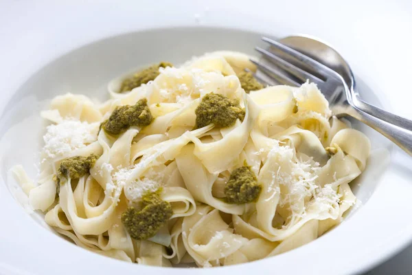 Pasta Tagliatelle Med Grön Pesto — Stockfoto