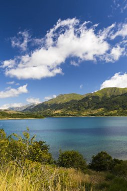Ulusal Park 'taki Lago di Campotosto Gran Sasso e Monti della Laga, Abruzzo bölgesi, İtalya