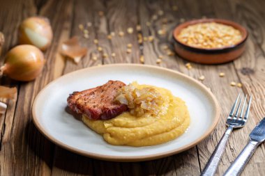 Çek mutfağı, tütsülenmiş et bezelye lapası ve altın olana kadar kızarmış soğan.