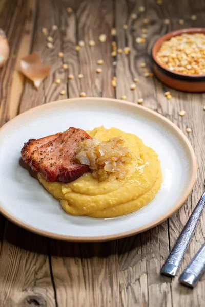 Cozinha Checa Carne Defumada Com Mingau Ervilha Cebola Frita Até — Fotografia de Stock