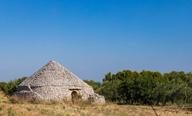 Trulli, İtalya 'nın Apulia bölgesindeki Castel del Monte yakınlarında tipik evler.