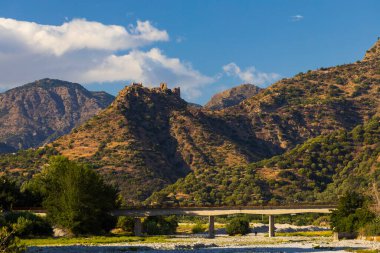 Castello Ruffo di Amendolea, İtalya 'nın Calabria bölgesinde yer alır.