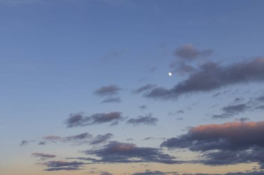 Kışın gün batımında bulutlar