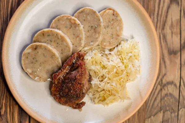 만두와 양배추를 곁들인 전형적 돼지고기 — 스톡 사진
