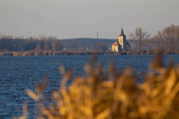 Musov Kirkko Nove Mlyny Säiliö Palava Kukkulat Auringonnousun Aikana Talvella — kuvapankkivalokuva