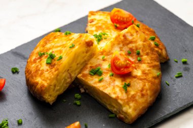 Domatesli ve soğanlı İspanyol tortillası