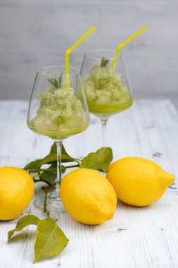 Limonlu nane şerbeti ile hayat